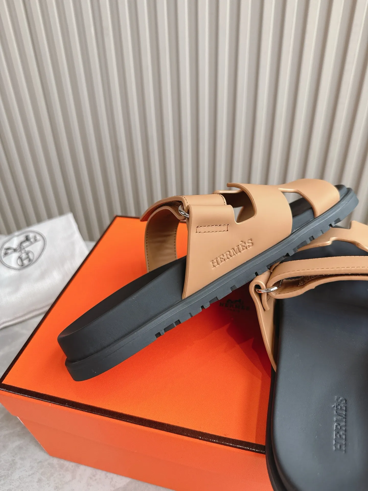 p480🐮🐮Couple model (top version) H family 2024 spring and summer new style HERMES Hermes' recently popular couple model pig nose angle sandals and slippers, paired with various colorful socks, popular. Upper: imported original deerskin (the genuine leather edging is not ordinary super migration). Lining: imported genuine leather. Outsole: Tpu non-slip and wear-resistant outsole. Size: Female 35-42 (40/42 non-returnable and non-exchangeable) Male size: 39-45 (45 non-refundable and non-exchangeable)